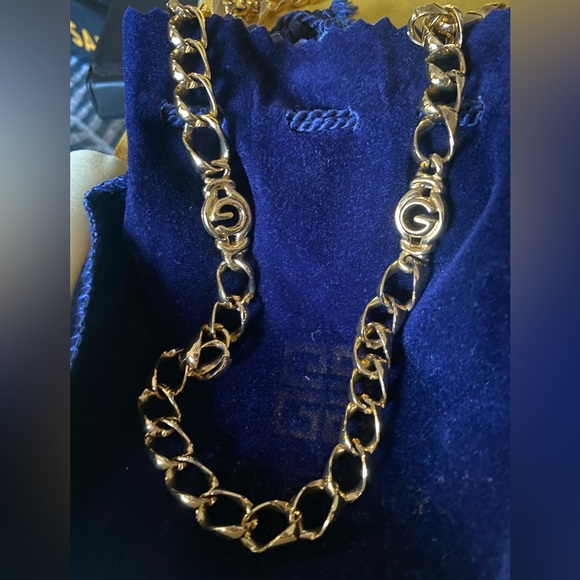 SOLD elsewhere AUTHENTIC GIVENCHY Interlocking Gold GG Logo Necklace - Picture 4 of 6